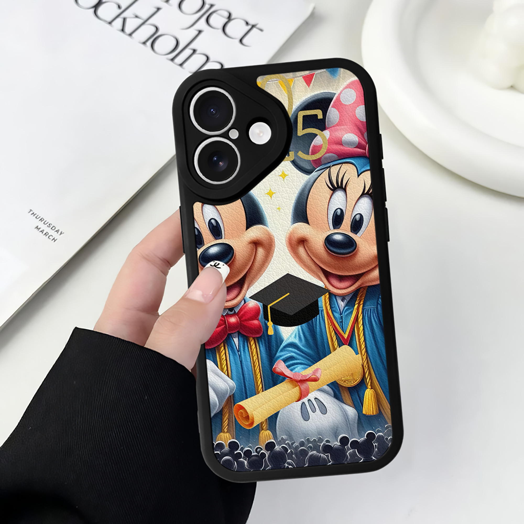 （画像用） ミッキーマウス Mickey Mouse 【iPhone 16シリーズ対応】シリコンスマホケース（レザー調） 材質：シリコン